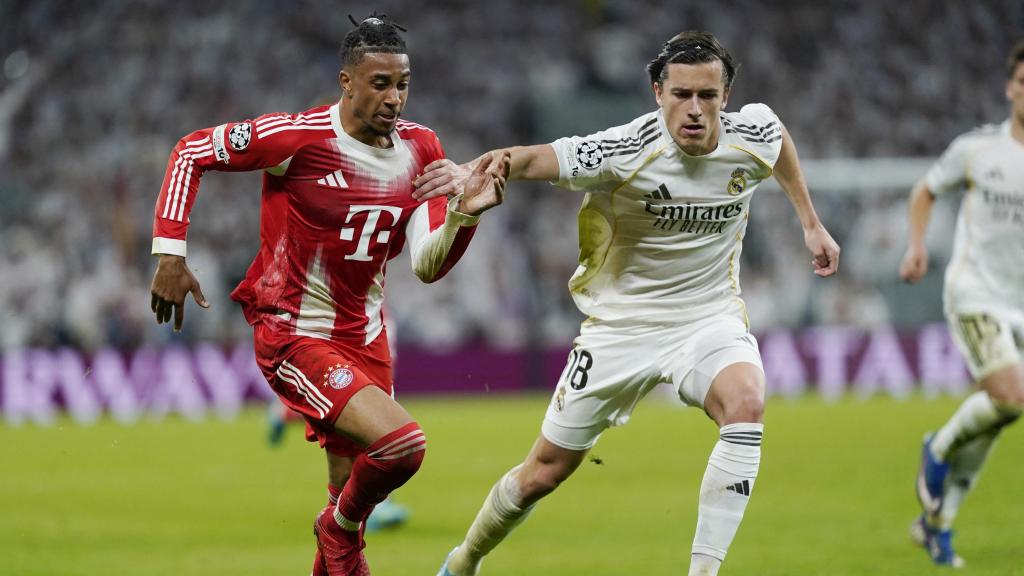 Duelo entre Olise y Carreras durante el Real Madrid - Bayern
