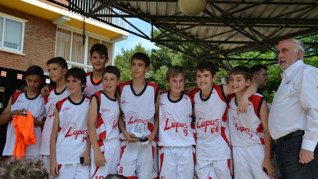 Aday Mara (cuarto por la izquierda), junto a su equipo