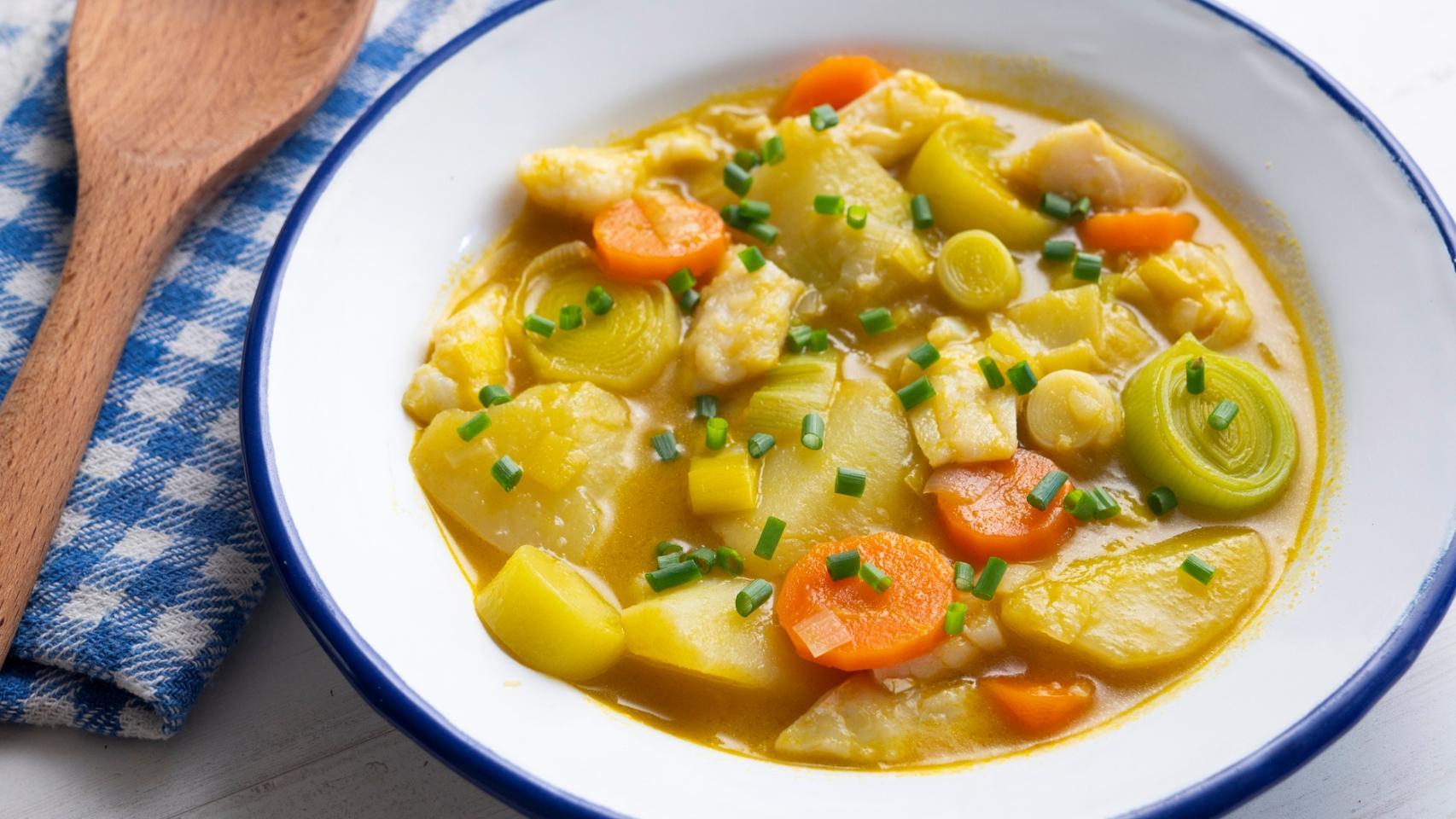 Un plato de porrusalda con bacalao