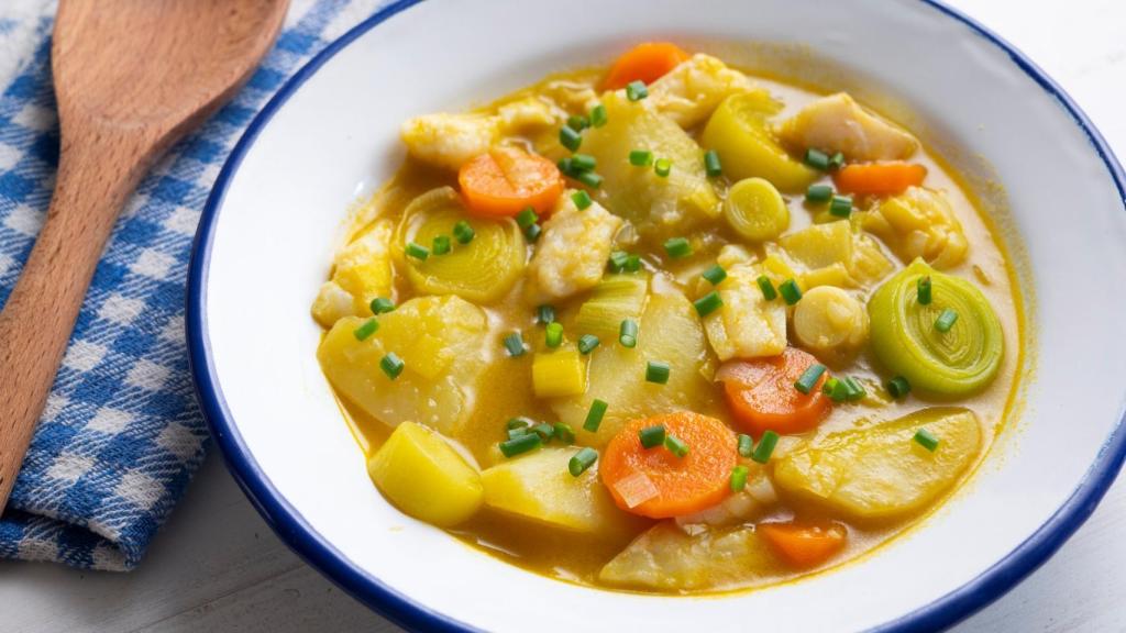 Un plato de porrusalda con bacalao