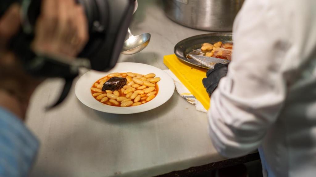 Grabación de la presentación de una fabada durante el concurso.
