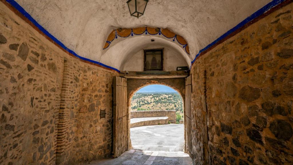 Antigua puerta de entrada principal a la ciudad medieval de Pedraza junto a la muralla, en Segovia