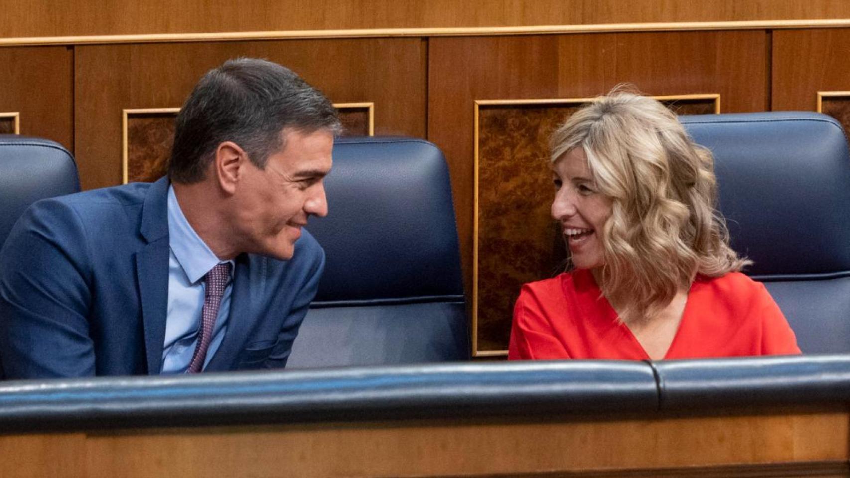 El presidente del Gobierno junto a la vicepresidenta y ministra de Trabajo en el Congreso.