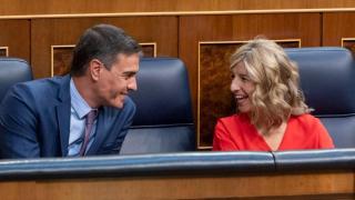 El presidente del Gobierno junto a la vicepresidenta y ministra de Trabajo en el Congreso.