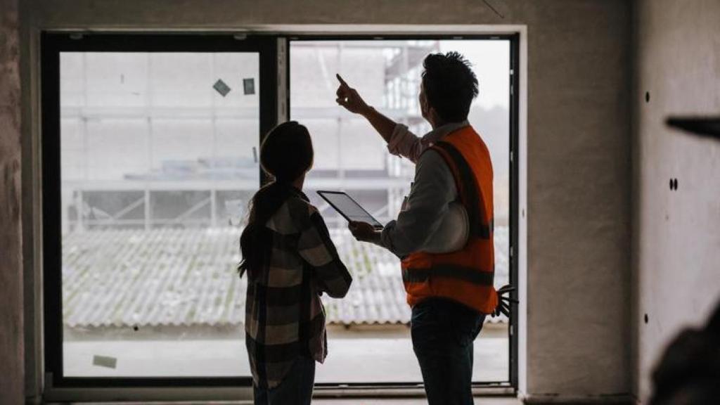 Mujer reformando las ventanas de su casa.