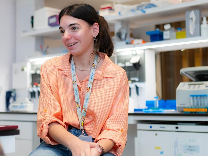 Mónica Cremades, bióloga del proyecto, durante la entrevista en laboratorio.