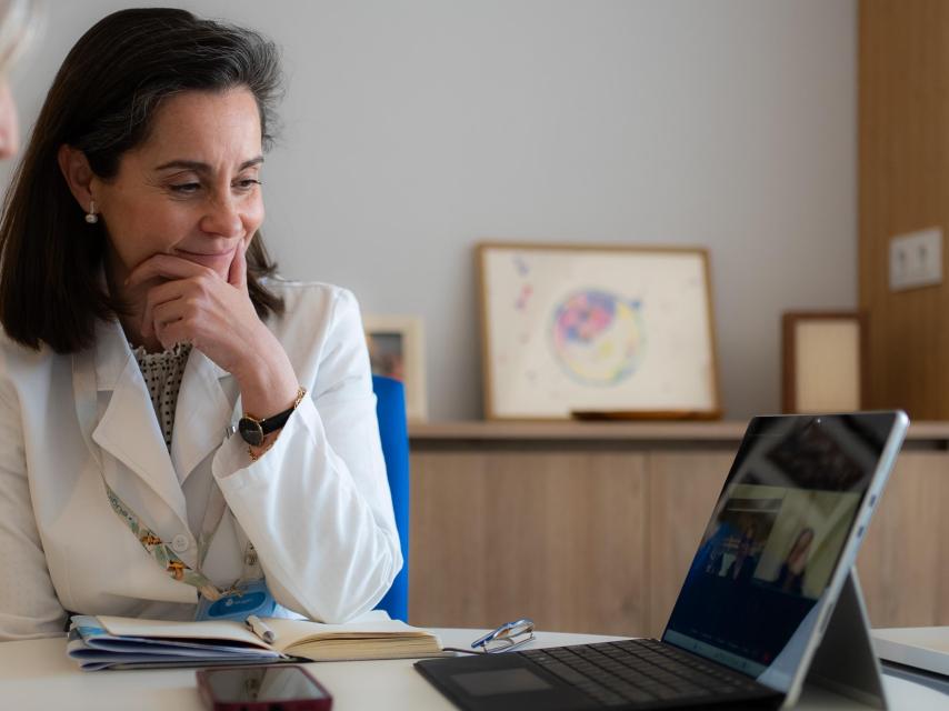 Amelia Rodríguez-Aranda, directora de I+D del grupo Eugin, en una llamada a dos con Aline Lorenzon, coordinadora científica.
