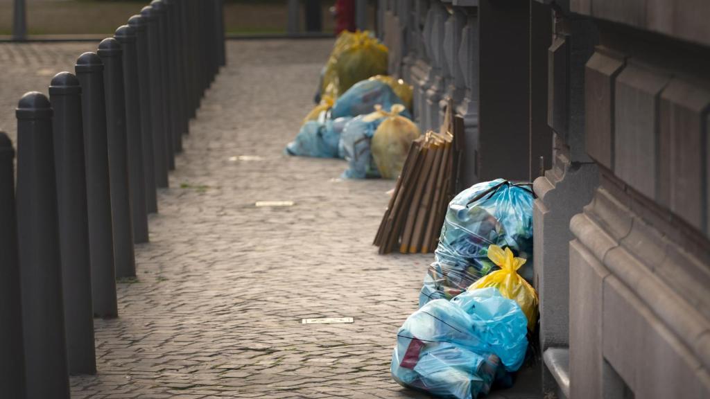 Bolsas de basura tiradas en una calle de Lieja, Bélgica, a la espera de la recogida de residuos urbanos en Bélgica.