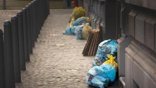 Bolsas de basura tiradas en una calle de Lieja, Bélgica, a la espera de la recogida de residuos urbanos en Bélgica.