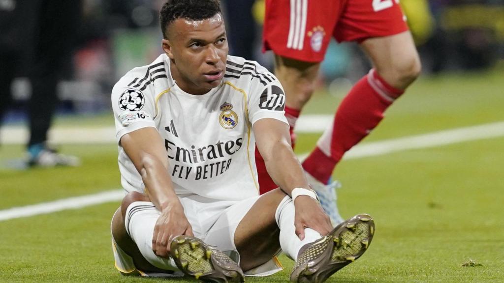 Mbappé, en el suelo durante el partido ante el Bayern.