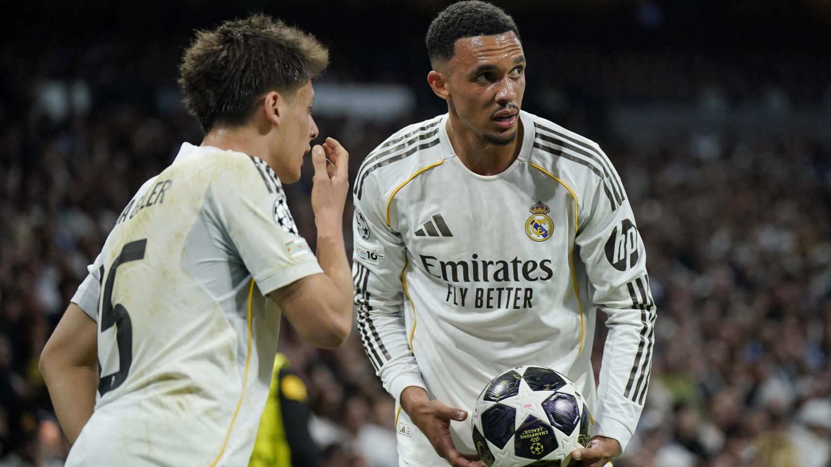 Güler habla con Trent durante el partido contra el Bayern de Múnich.