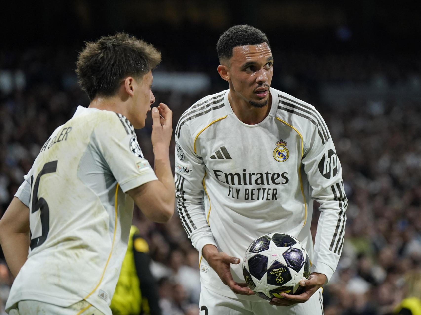 Güler habla con Trent durante el partido contra el Bayern de Múnich.