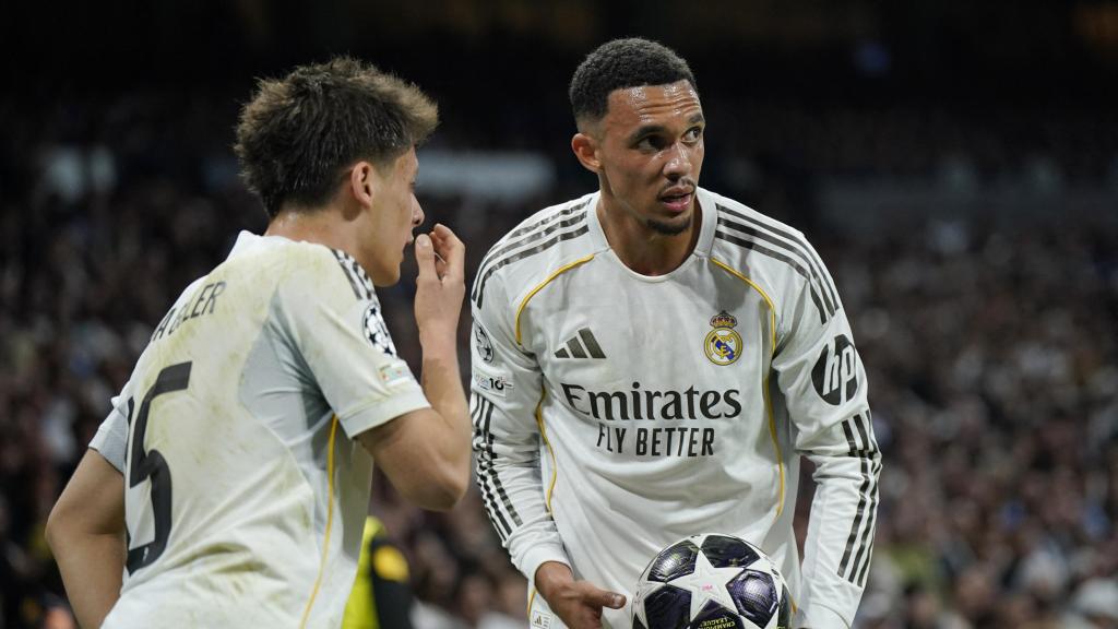 Güler habla con Trent durante el partido contra el Bayern de Múnich.