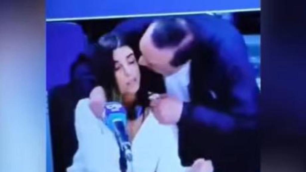 Momento en el que el periodista Jorge Alfredo Vargas, de Caracol TV, besa a una mujer periodista.