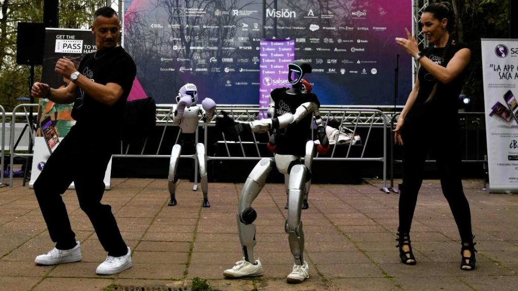 Uno de los momentos en CTx Tech Experience con los robots de Synergy Tech Robotics bailando bachata.