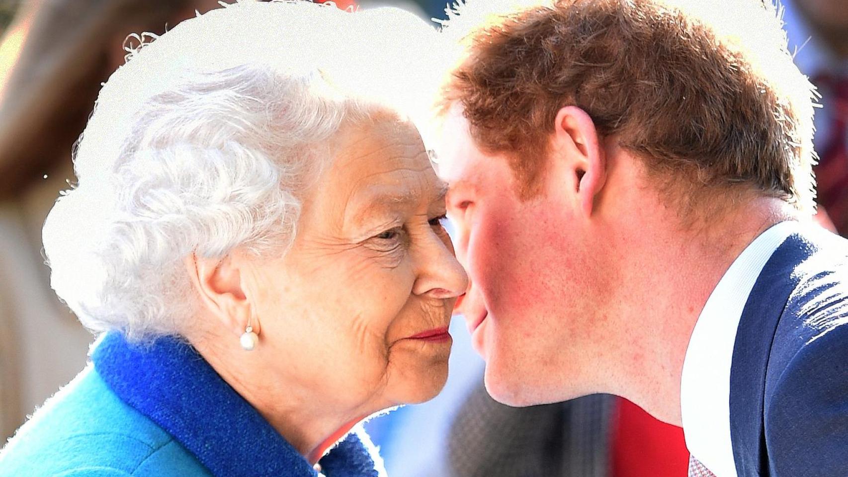 La reina Isabel II junto a su nieto Harry, en una fotografía tomada en Londres, en 2015.