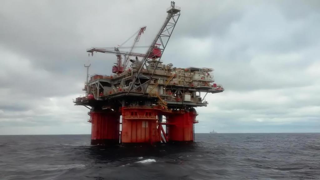 Fotografía de una plataforma petrolífera.
