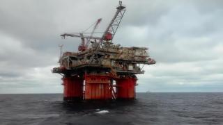 Fotografía de una plataforma petrolífera.