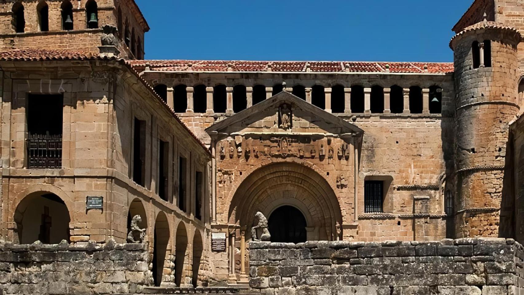 Entrada de la Colegiata de Santa Juliana en Santillana del Mar.