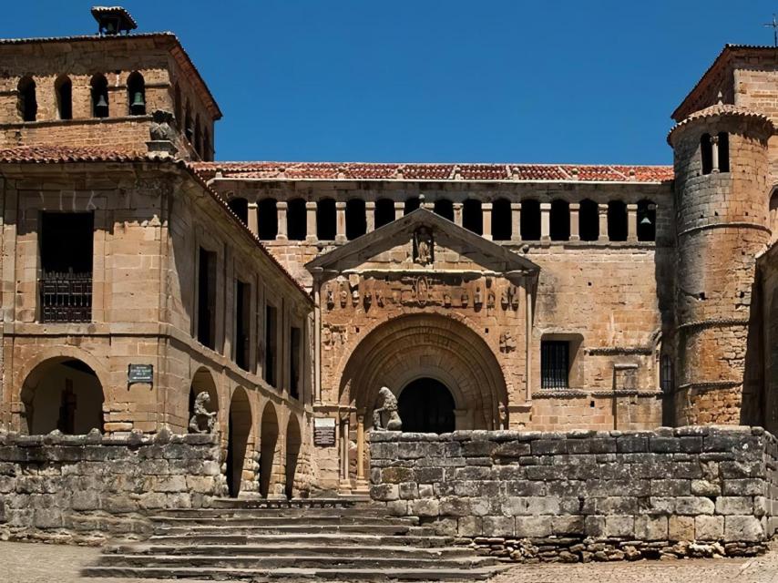 Entrada de la Colegiata de Santa Juliana en Santillana del Mar.