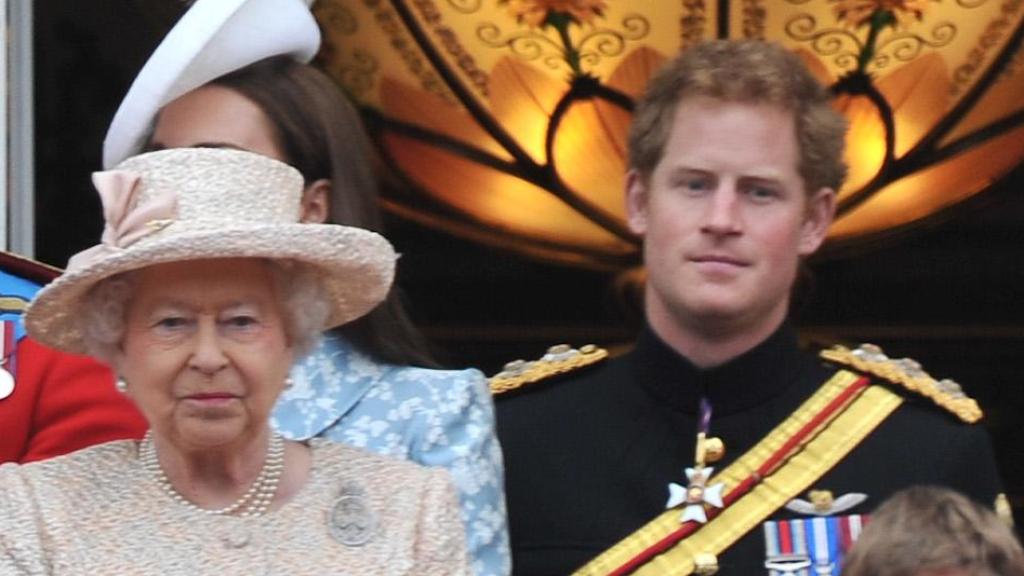 Isabel II junto a su nieto Harry, en 2015, en Londres.