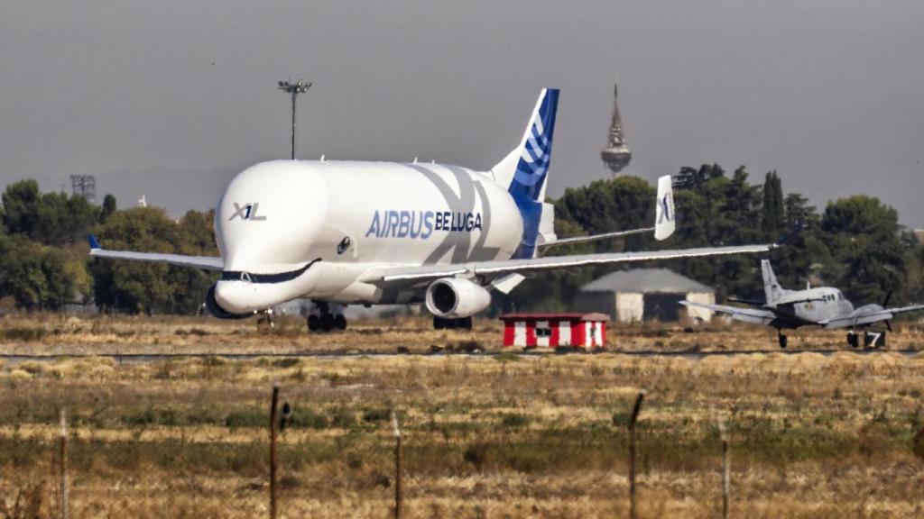 Un avión Beluga en la Base aérea de Getafe.