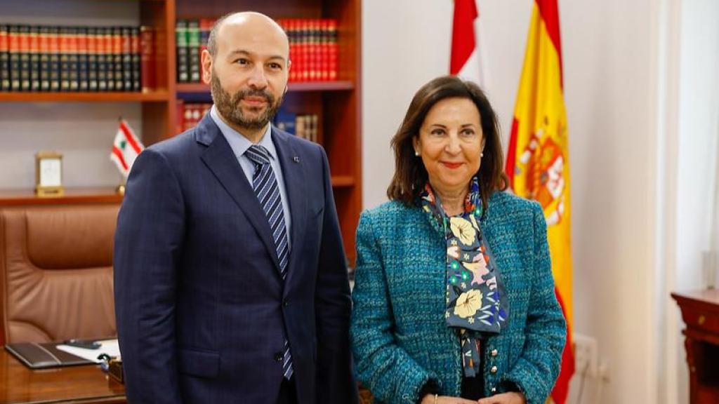 Margarita Robles junto al Embajador de Líbano, Hani Chemaitelly, este miércoles en Madrid