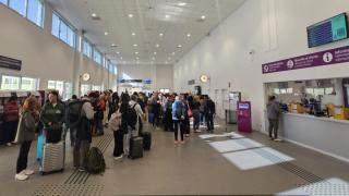 Colas en la estación de tren de A Coruña este 8 de abril.