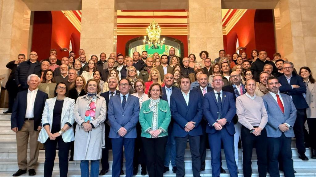 La presidenta Conchi Cedillo y los vicepresidentes de la Diputación posan junto a alcaldes y concejales de los pueblos de Toledo.