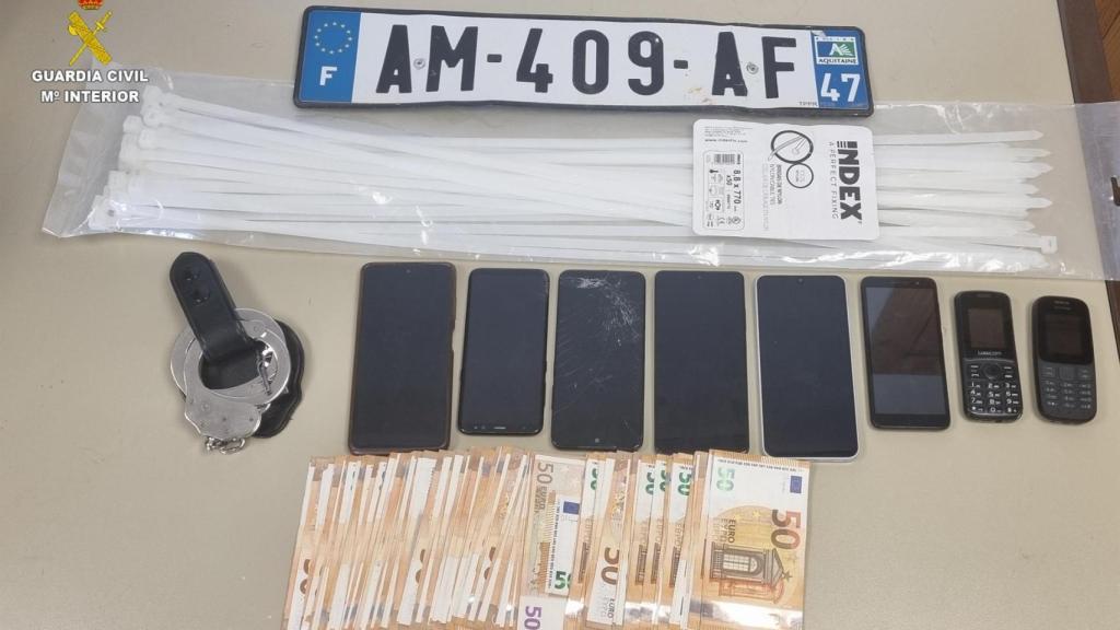 Dinero, móviles y otros efectos intervenidos por la Guardia Civil a los presuntos ladrones.