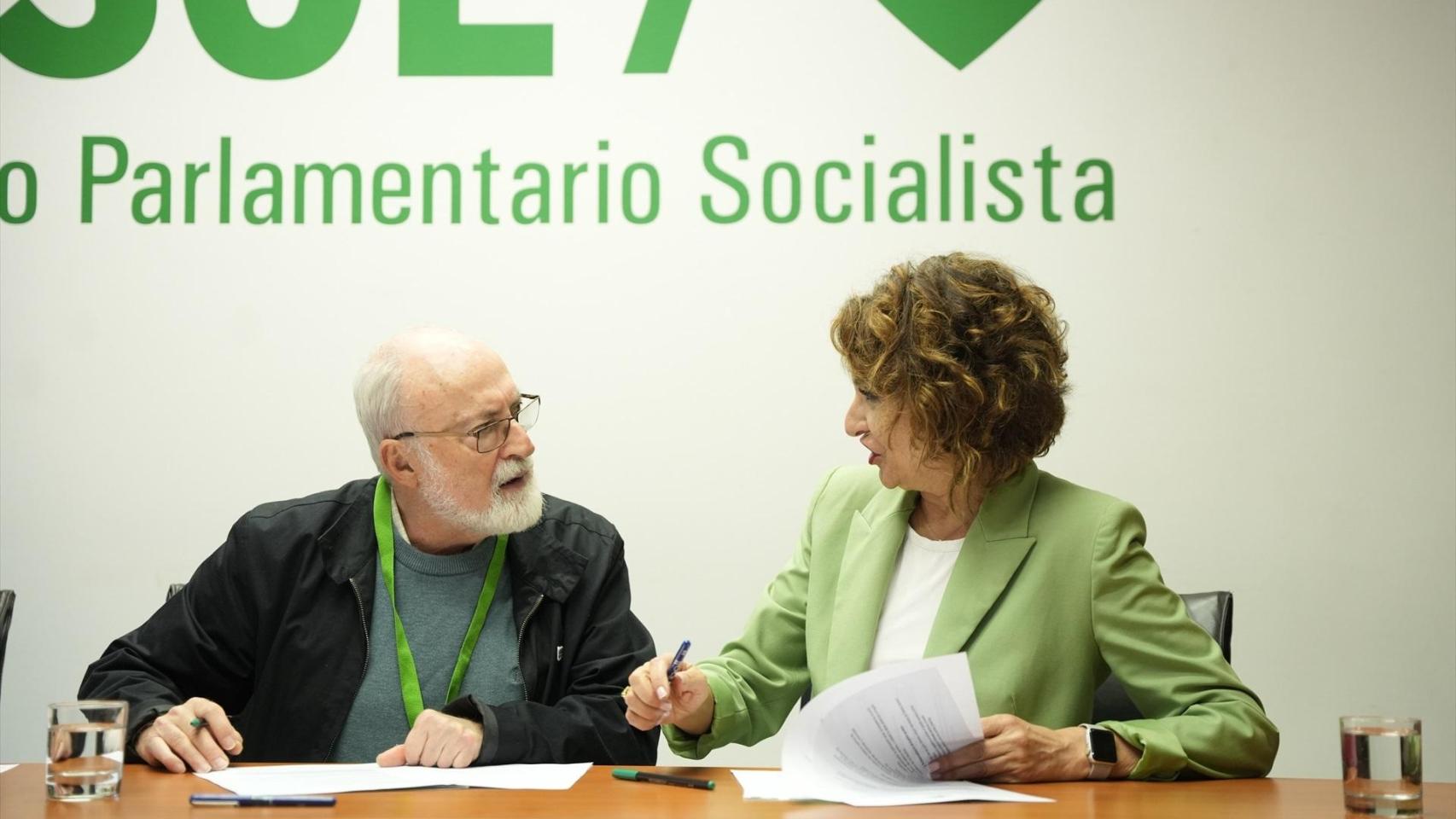 María Jesús Montero firma con las Mareas Blancas de Andalucía el 'Manifiesto para Recuperar la Sanidad Pública Andaluza'