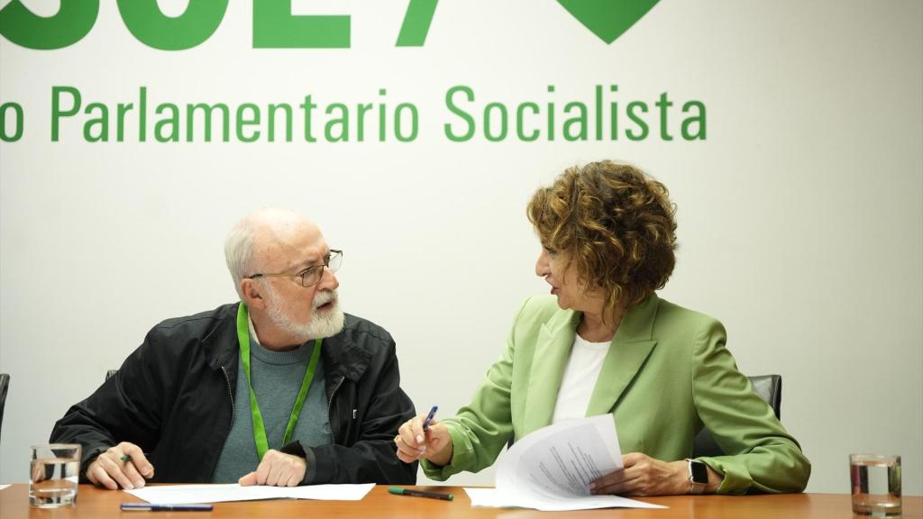 María Jesús Montero firma con las Mareas Blancas de Andalucía el 'Manifiesto para Recuperar la Sanidad Pública Andaluza'
