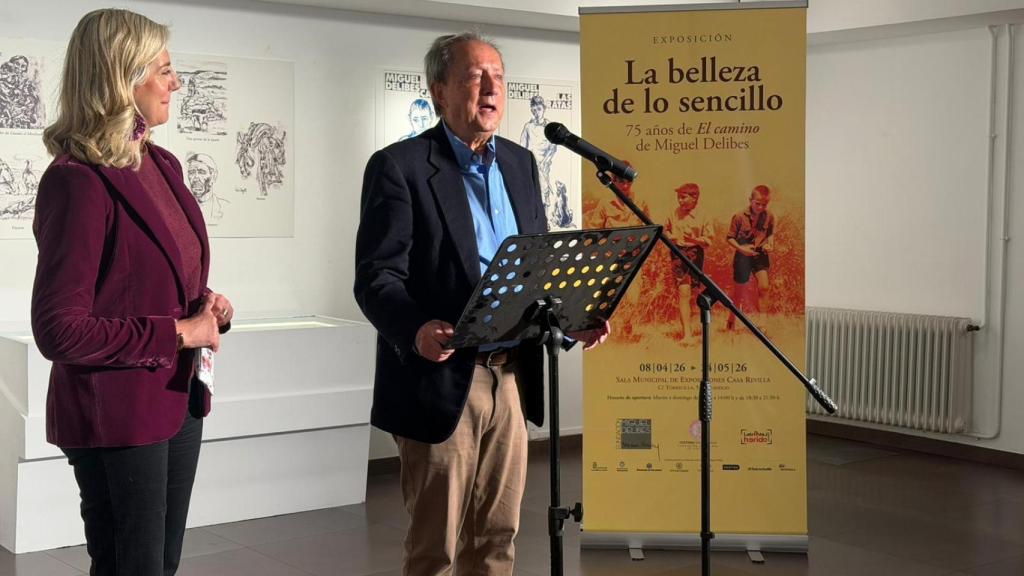 Irene Carvajal junto a Germán Delibes durante la presentación de la exposición conmemorativa de los 75 años de 'El Camino'