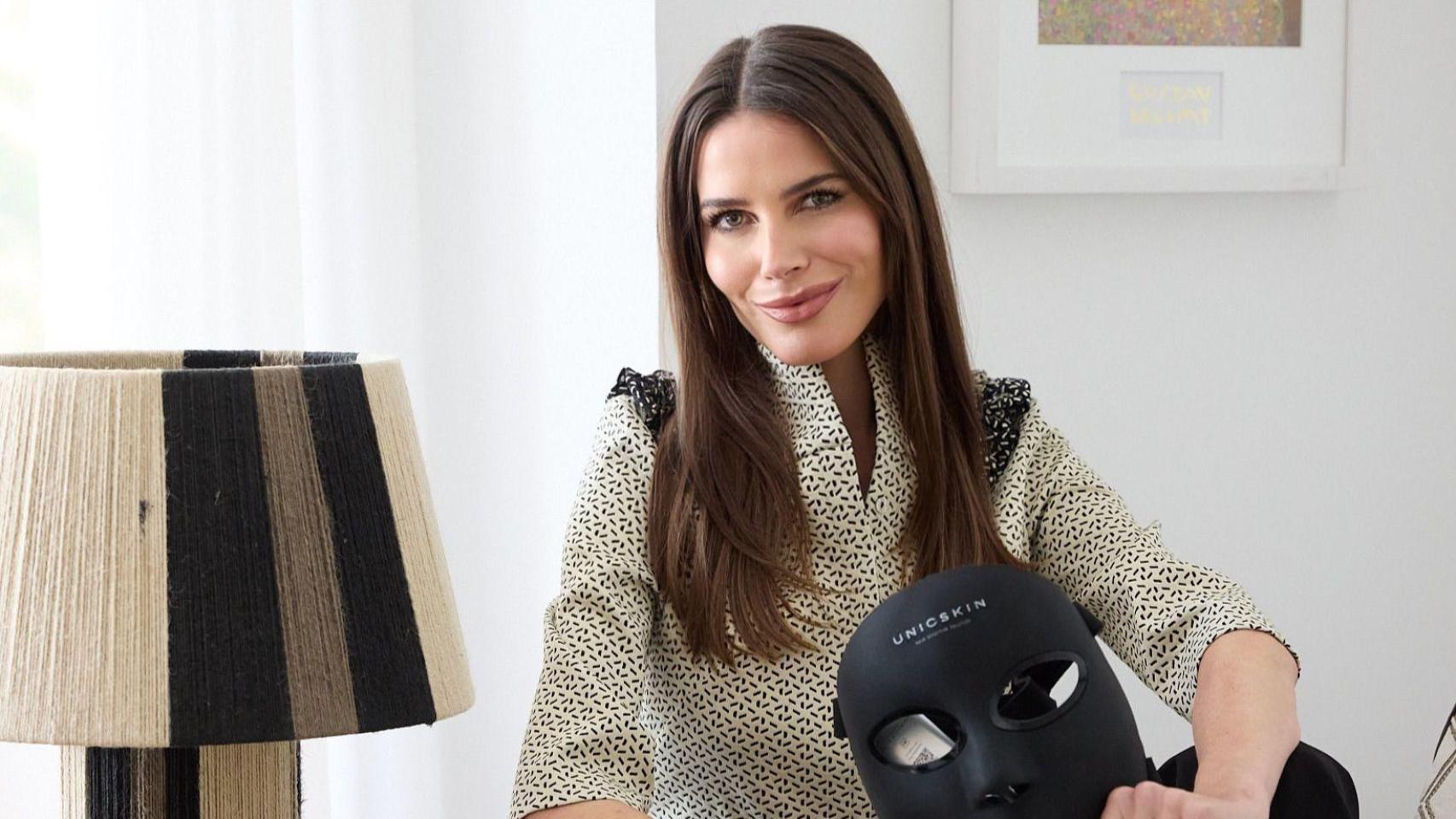 Mónica Sada, CEO y fundadora de Unicksin posando con uno de los productos de su marca.