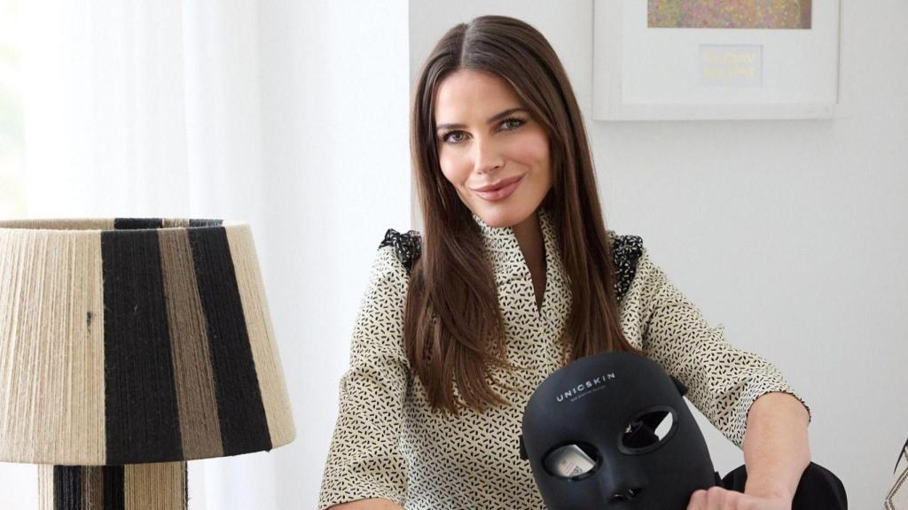 Mónica Sada, CEO y fundadora de Unicksin posando con uno de los productos de su marca.