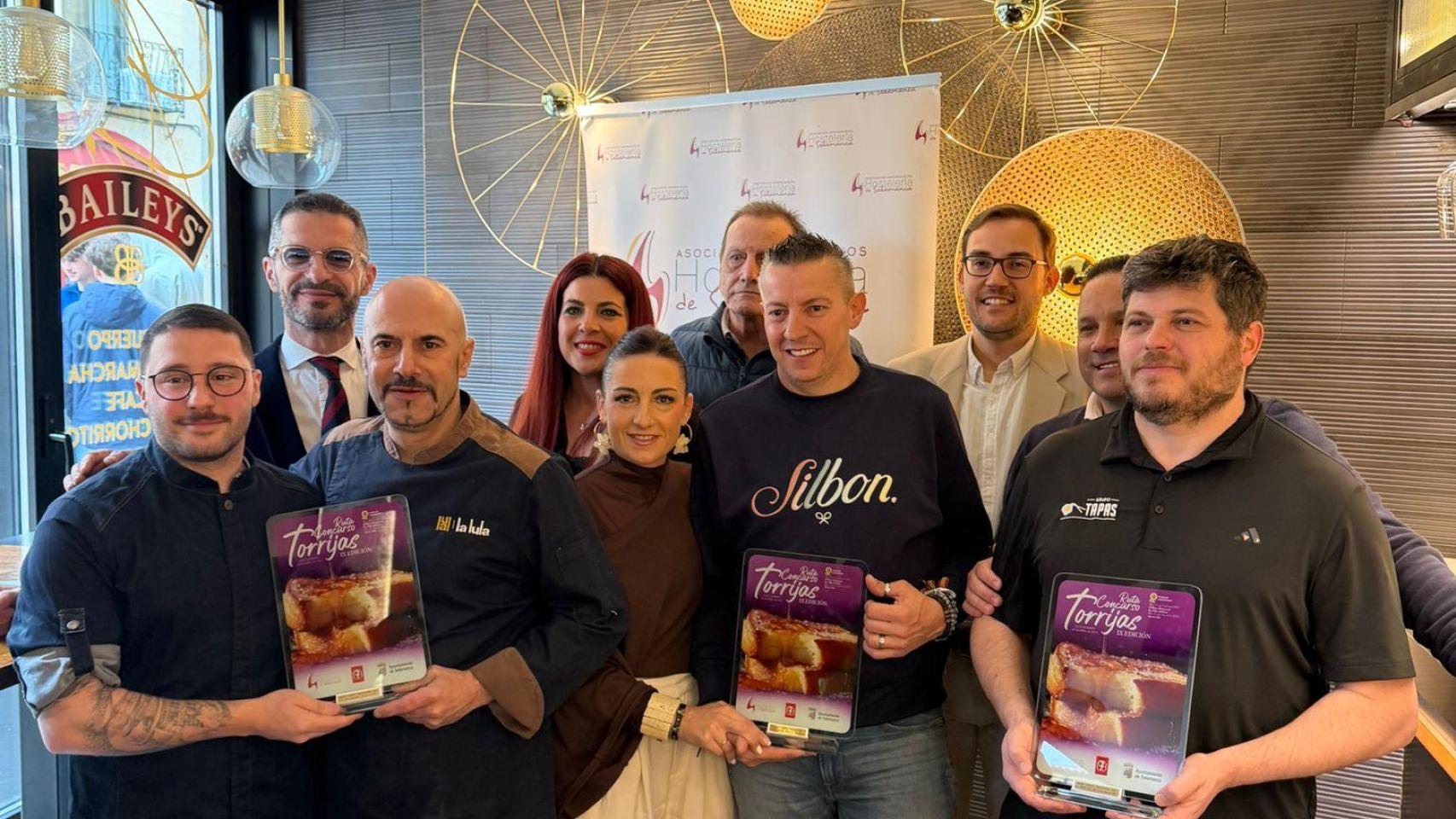 Foto con los trofeos de la IX Edición del Concurso de Torrijas de Salamanca y Provincia.