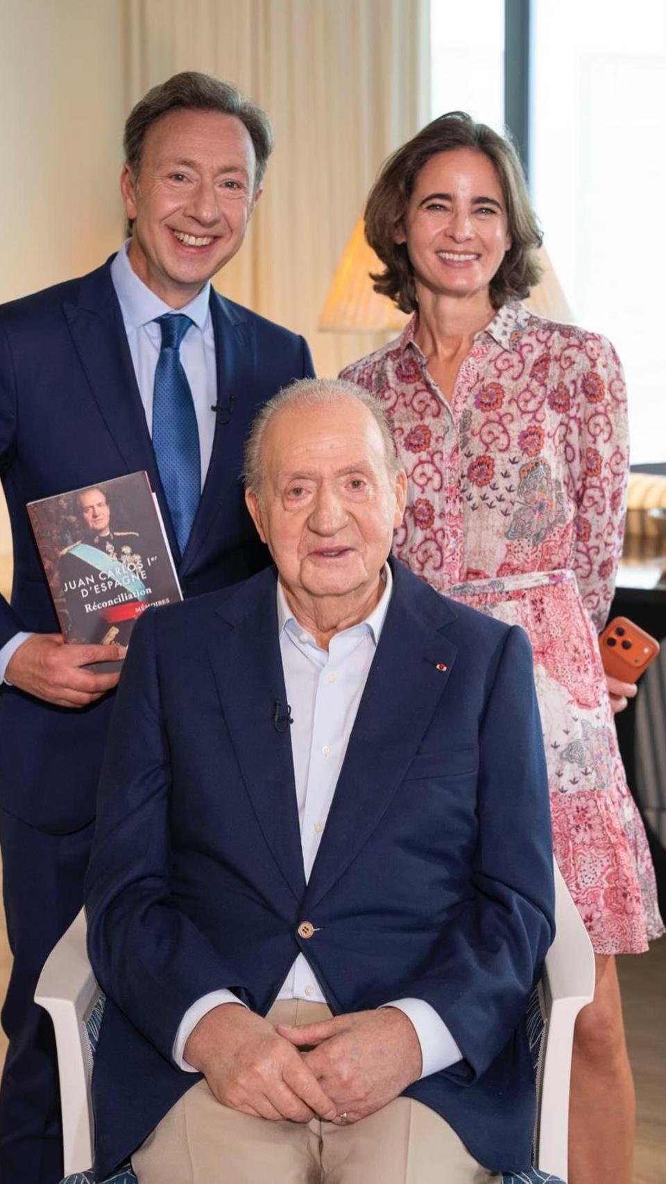 Laurence con el emérito Juan Carlos y el presentador Stéphane Bern.