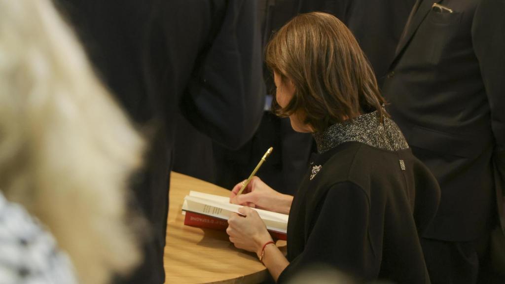 Laurence Debray, firmando un ejemplar de 'Reconciliación'.