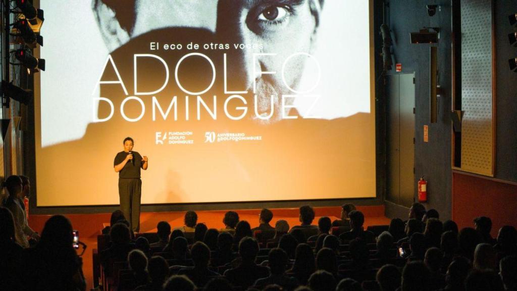 Adriana Domínguez presentando la película 'El eco de otras voces', en el Museo Reina Sofía.