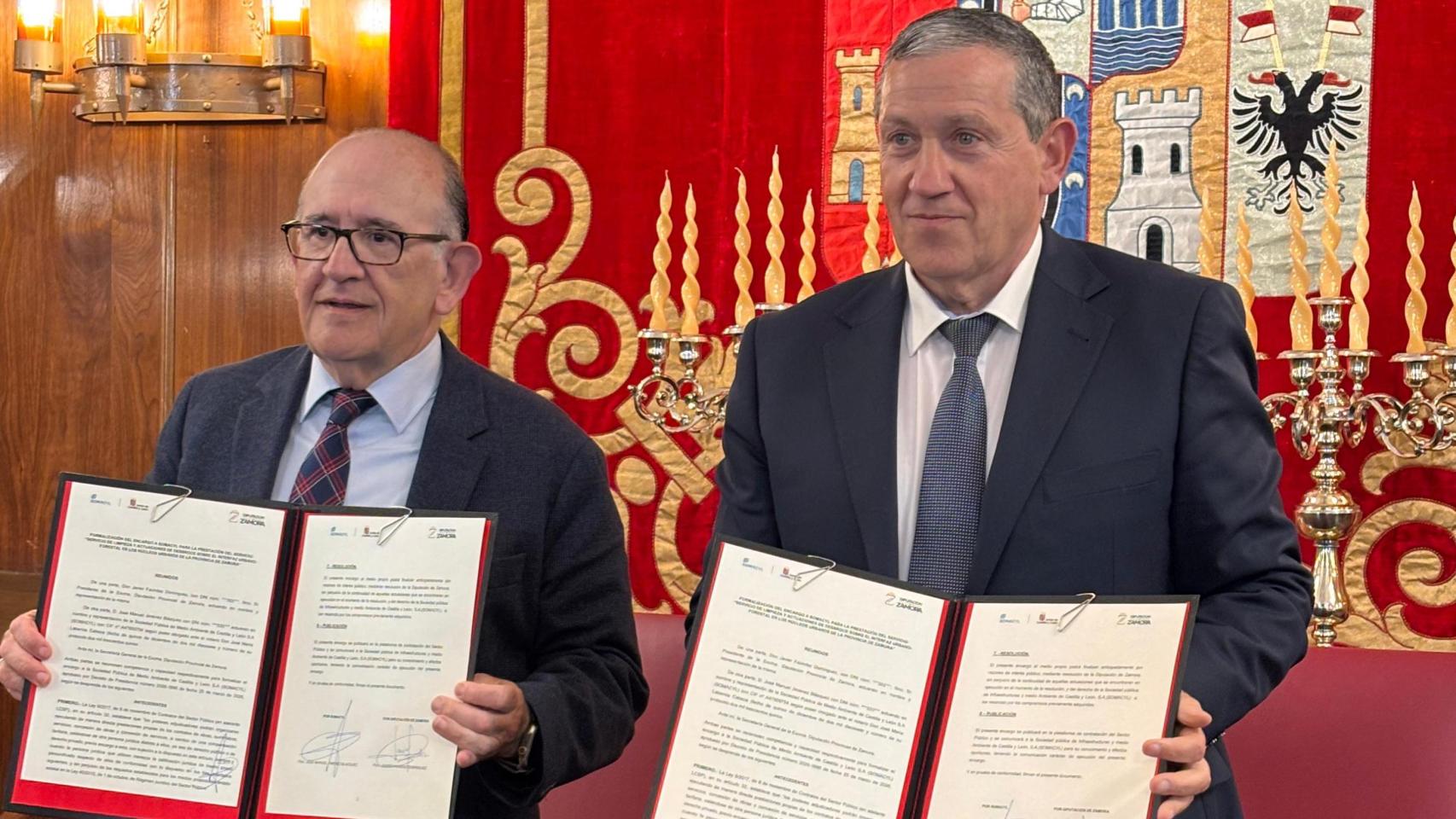 El presidente de la Diputación de Zamora, Javier Faúndez y el consejero delegado de la Sociedad Pública de Infraestructuras y Medio Ambiente de Castilla y León (SOMACYL), José Manuel Jiménez.