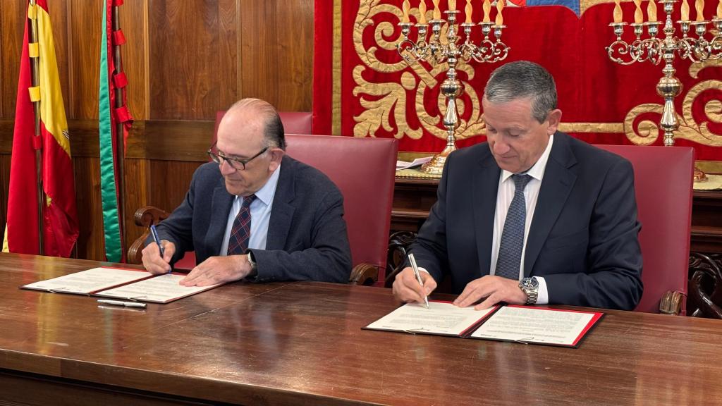 Imagen de la firma del encargo en el Salón de Plenos de la Diputación de Zamora.