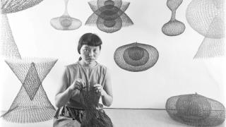 La artista Ruth Asawa haciendo esculturas de alambre, California, EE. UU., noviembre de 1954; imagen: Nat Farbman/The LIFE Picture Collection/Shutterstock; obra: © 2026 Ruth Asawa Lanier, Inc., Cortesía David Zwirner
