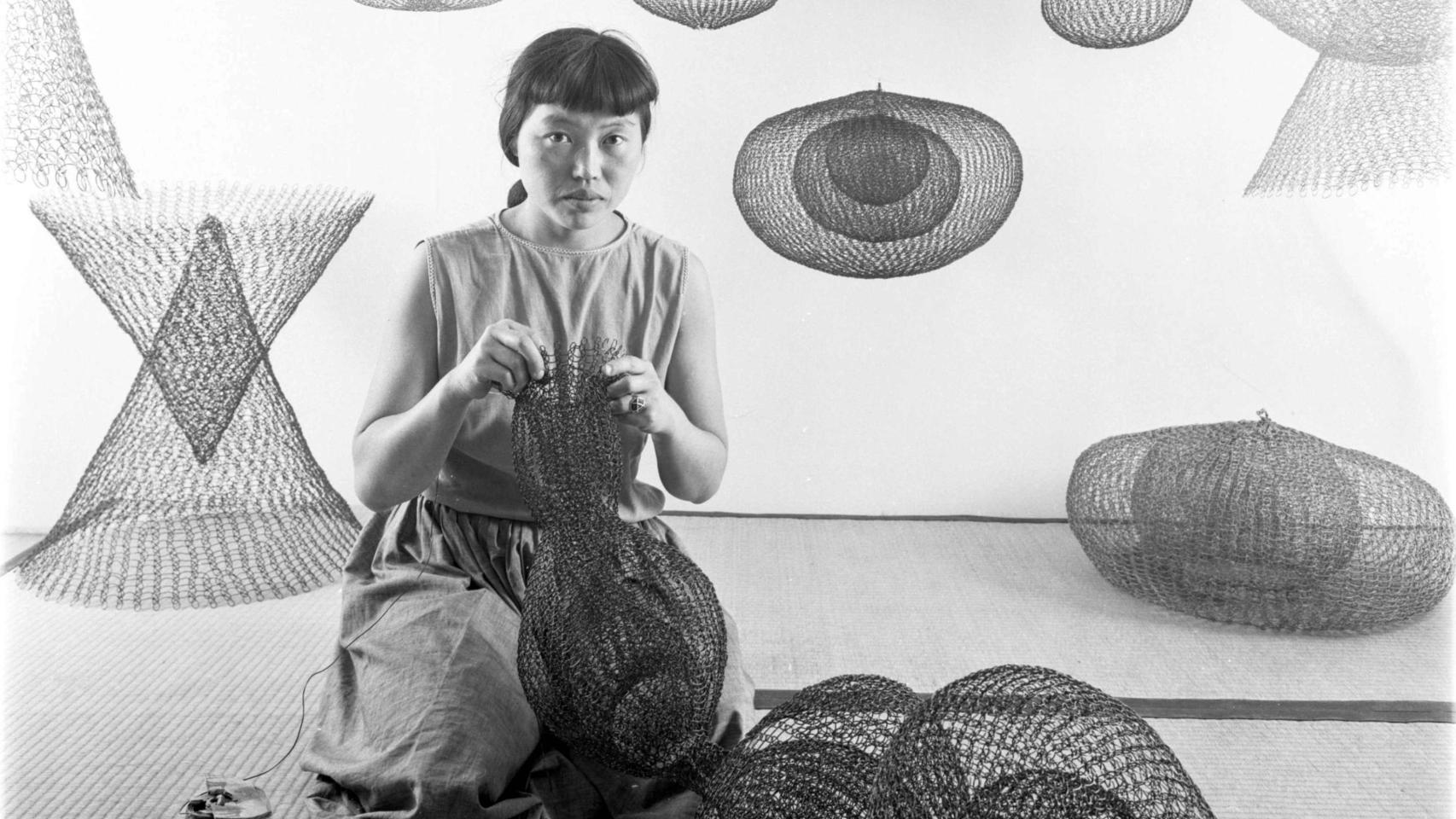 La artista Ruth Asawa haciendo esculturas de alambre, California, EE. UU., noviembre de 1954. Imagen: Nat Farbman/The LIFE Picture Collection/Shutterstock. Foto: 2026 Ruth Asawa Lanier, Inc., Cortesía David Zwirner