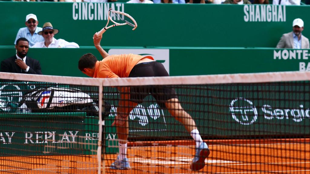 Medvedev rompe la raqueta durante el partido contra Berretini.