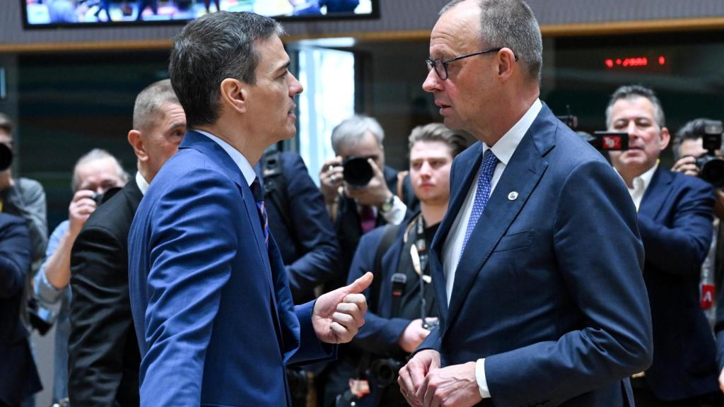 El presidente del Gobierno, Pedro Sánchez, conversa con el canciller Friedrich Merz durante el Consejo Europeo de marzo