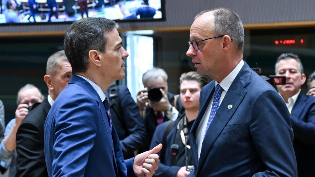 El presidente del Gobierno, Pedro Sánchez, conversa con el canciller Friedrich Merz durante el Consejo Europeo de marzo