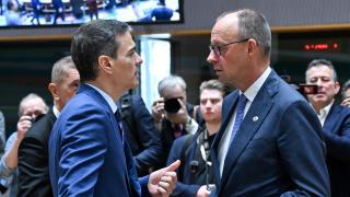 El presidente del Gobierno, Pedro Sánchez, conversa con el canciller Friedrich Merz durante el Consejo Europeo de marzo