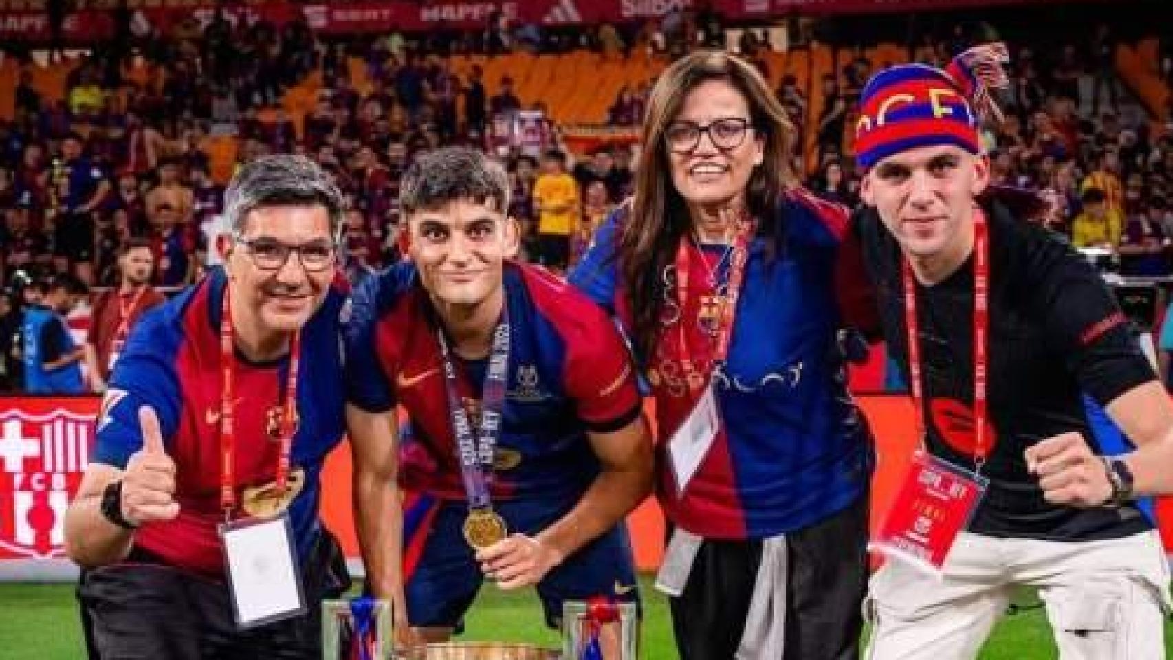 Gerard Martin, junto a su familia tras ganar la Copa del Rey.