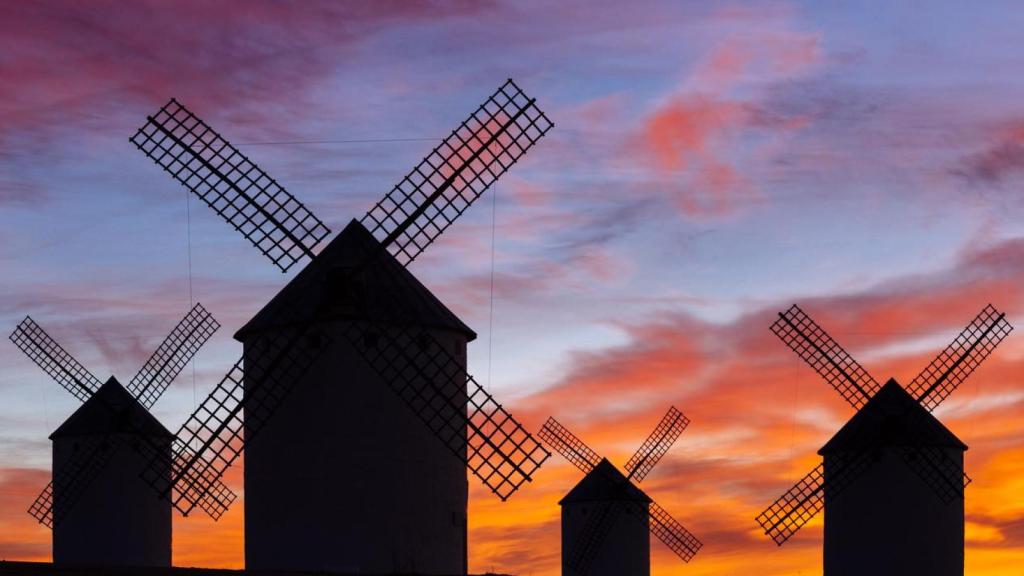 Molinos en Campo de Criptana al atardecer.