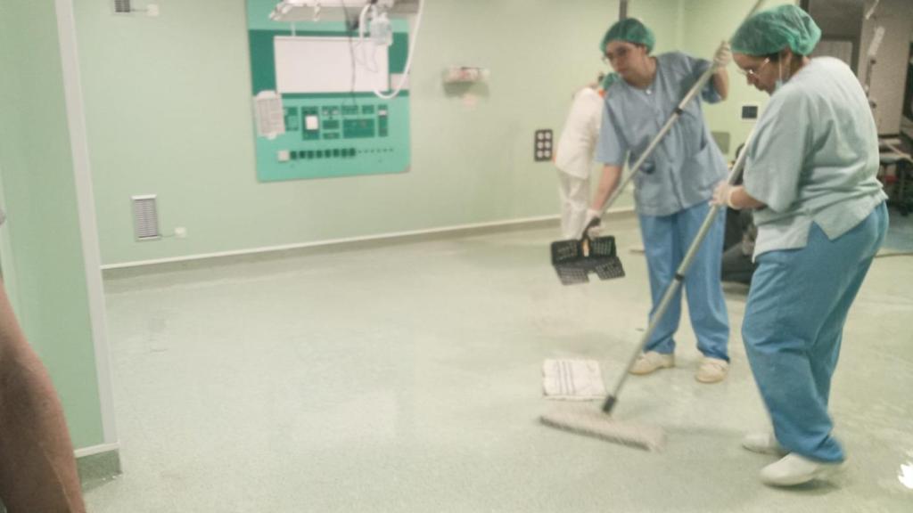 Trabajadoras achicando agua por la rotura de una tubería en el Hospital Clínico de Zaragoza